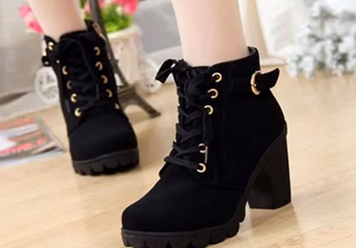 Với những đôi boot cao gót thì càng tệ hại hơn. Nó sẽ làm cho khung xương chân bị lệch, dây chằng ở chân bị giãn và khó trở về vị trí ban đầu. Những đôi boot không có đệm hỗ trợ còn làm cho việc đi bộ hoặc đứng khó khăn.