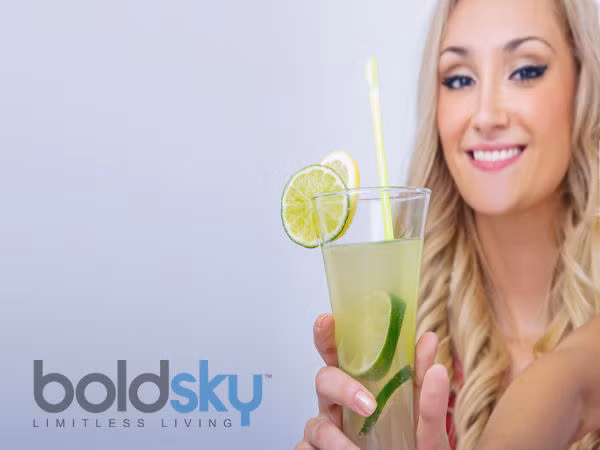 Không uống qua ống hút. Một nghiên cứu mới vừa tiết lộ, uống qua ống hút sẽ giống như bạn mỉm cười và chau mày. Điều này sẽ làm tăng tốc độ xuất hiện của các nếp nhăn.