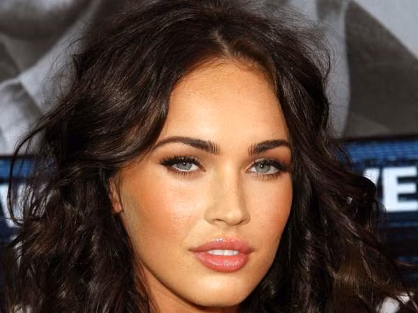 Dùng kem chống nắng mỗi ngày. Đừng bao giờ ra khỏi nhà khi chưa bôi kem chống nắng. Không chỉ mùa hè mà còn mùa đông. Nếu bước ra ngoài mà không có kem chống nắng, rất dễ dàng da khô và nhăn nheo.