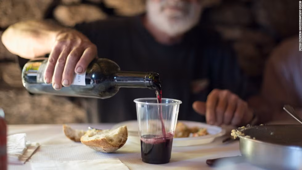 Rượu vang đỏ. Không nhất thiết bạn phải uống rượu vang trong chế độ ăn uống không thịt đỏ. Nhưng nếu bạn thích rượu thì hãy chuyển rượu trắng sang rượu vang, với lượng vừa phải nó sẽ chống lại được bệnh tim và ung thư.