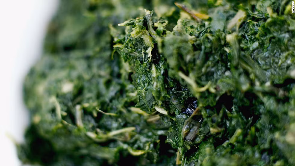 Rau bina (rau chân vịt). Là nguồn tuyệt vời của sắt, chất chịu trách nhiệm xây dựng cơ bắp tạo năng lượng. Ăn 1 bát rau chân vịt nấu chin có thể cung cấp cho bạn năng lượng lâu dài.