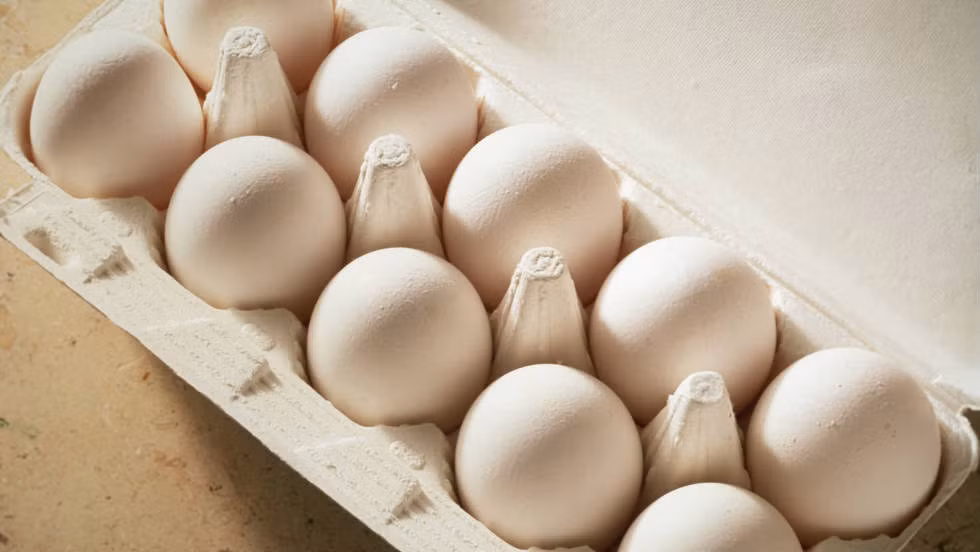 Trứng. Ăn một bữa sáng protein cao là cách tốt nhất giữ cho bạn no cả ngày. Trứng có đầy đủ choline, chất giúp mỡ không bị hấp thụ trong gan. Choline cũng có thể giúp ngăn ngừa chứng mất trí nhớ.