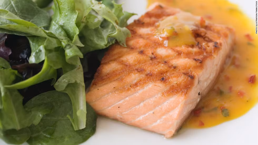 Cá hồi. Cũng là một nguồn protein nạc có thể thay thế thịt hoàn toàn. Bác sỹ khuyên bạn nên ăn cá ít nhất 2 lần/tuần. Nó sẽ cung cấp liều cao các axit béo omega 3, có thể giảm các bệnh tim mạch. Nó còn giảm viêm và giảm tốc độ tích tụ mảng bám trong mạch máu.