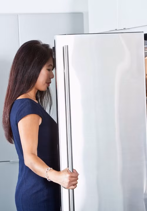 Khi bị cơn đói tấn công, bạn có khả năng tiếp cận với thức ăn nhiều hơn là siêu thực phẩm, điều đó không có lợi chút nào với sức khỏe. Với những chiến lược bảo quản thực phẩm trong tủ lạnh sau, bạn có thể có những lựa chọn lành mạnh.