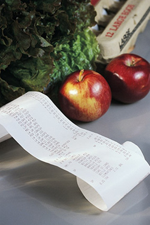 Dán hóa đơn rau củ trên cánh cửa tủ. Nó sẽ giúp để nhắc nhở bạn có thể ăn những mặt hàng tốt hoặc có giá đắt trước khi nó bị hư hỏng.