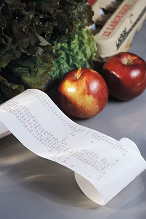 Dán hóa đơn rau củ trên cánh cửa tủ. Nó sẽ giúp để nhắc nhở bạn có thể ăn những mặt hàng tốt hoặc có giá đắt trước khi nó bị hư hỏng.