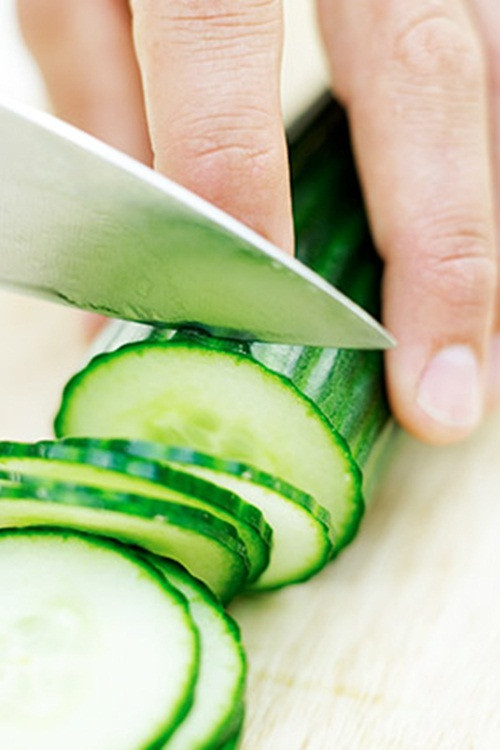 Chuẩn bị thực phẩm sẵn và để vào tủ. Khi đói, bạn có xu hướng lấy một túi khoai tây chiên đang đóng hơn là gọt một quả dưa chuột để ăn. Vì thế mà, hãy làm sẵn trái cây tươi rồi mới bỏ vào tủ. Chắc chắn rằng chúng sẽ là thứ đầu tiên bạn muốn với tay lấy khi mở tủ ra.