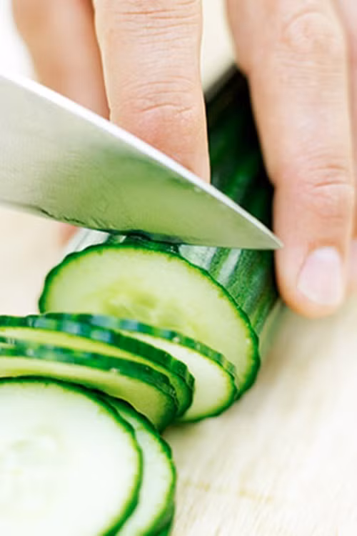 Chuẩn bị thực phẩm sẵn và để vào tủ. Khi đói, bạn có xu hướng lấy một túi khoai tây chiên đang đóng hơn là gọt một quả dưa chuột để ăn. Vì thế mà, hãy làm sẵn trái cây tươi rồi mới bỏ vào tủ. Chắc chắn rằng chúng sẽ là thứ đầu tiên bạn muốn với tay lấy khi mở tủ ra.