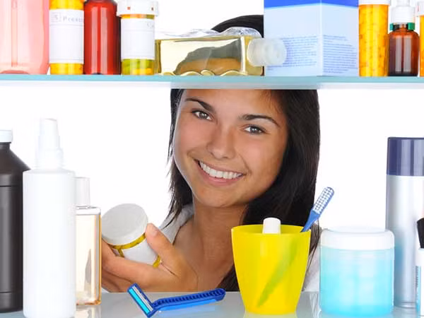 Để bàn chải răng trong nhà tắm. Để trong không gian ẩm ướt của nhà tắm thì bàn chải khó mà khô được. Điều này tạo điều kiện môi trường thuận lợi cho vi khuẩn truyền nhiễm phát triển. Hãy để bàn chải ngoài phòng tắm và nơi khô ráo nhé.