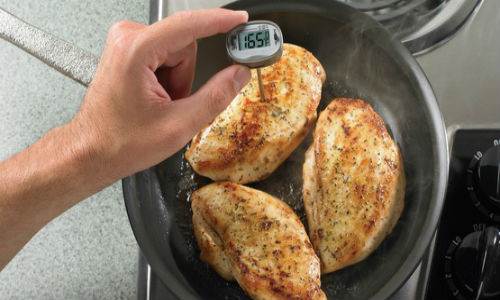 Luôn nấu thực phẩm ở nhiệt độ thích hợp. Cơ quan an toàn thực phẩm khuyên những người nội trợ nên nấu thực phẩm ở nhiệt độ chính xác, ví dụ thịt bò, bê, cừu và cá nướng nên ở 63 độ trong khi thịt lợn và thịt bò là 71 độ và thịt gia cầm là 74 độ.