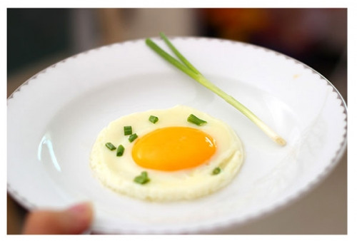 Không bao giờ ăn trứng sống. Ngay cả trứng sạch, còn nguyên vẹn cũng có thể nhiễm khuẩn salmonella vì vậy bạn phải ăn trứng khi nó đã đảm bảo chín.