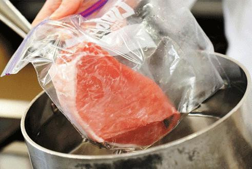 Không nên để thực phẩm rã đông quá lâu. Khi lấy thực phẩm ra khỏi ngăn đá, không nên để nó rã đông tự nhiên quá 2 tiếng vì trong lòng thực phẩm sẽ vẫn còn đông cứng mà ở mặt ngoài thực phẩm nhiệt độ xuống thấp khiến cho vi khuẩn có thể sinh sôi. Nên rã đông bằng nước lạnh hoặc lò vi sóng ở nhiệt độ 40-140 độ F.