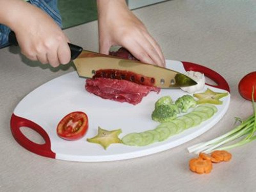 Luôn dùng thớt riêng cho thực phẩm sống và thực phẩm chín. Vi khuẩn từ thịt chưa nấu chín có thể làm ô nhiễm thực phẩm chín và thực phẩm tươi. Vì vậy mà bạn nên tách biệt 2 loại thớt khác nhau mới đảm bảo được vệ sinh an toàn thực phẩm.