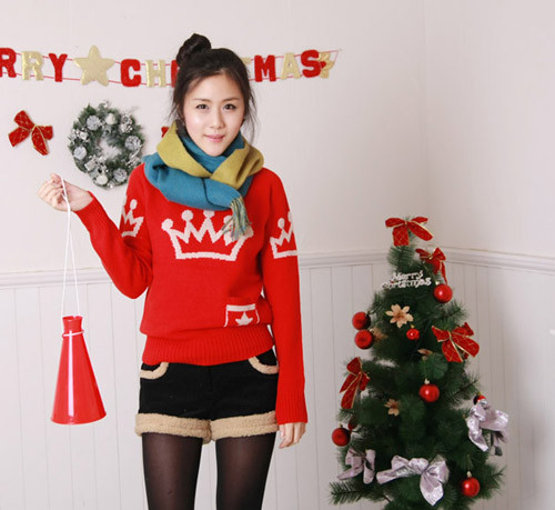 Quần áo ton-sur-ton đỏ. Màu đỏ luôn là màu tượng trưng cho đêm Giáng sinh. Các cô nàng đi chơi đêm Giáng sinh đều muốn khoác lên mình sắc đỏ để có vẻ ngoài thật rạng rỡ và ấm áp.