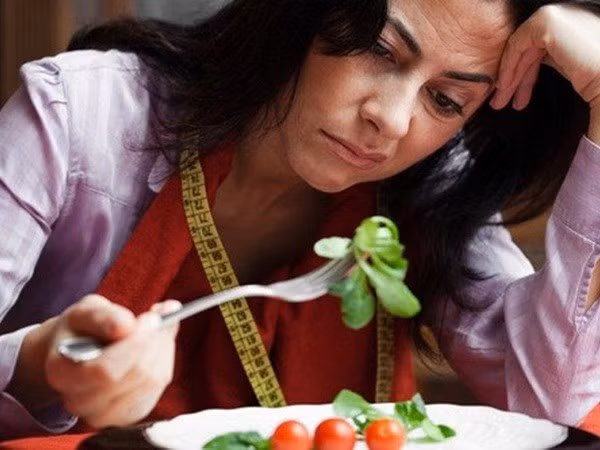 Loại bỏ tất cả những đồ có đường. Biến động nội tiết có thể ảnh hưởng đến khả năng cơ thể duy trì lượng đường trong máu ổn định. Do đó mà giảm đường quá mức sẽ làm cho cơ thể mất cân bằng. Bạn chỉ nên giảm đường trong khẩu phần ăn. Hãy bổ sung phần đường tự nhiên như ở trong trái cây tươi, sẽ không có hại cho sức khỏe của bạn.