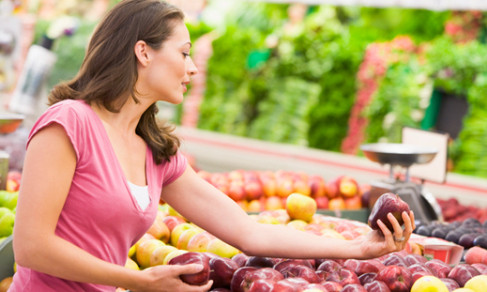 Ăn uống không điều độ. Lúc thì ăn nhiều, lúc ăn quá ít sẽ làm cho bộ máy tiêu hóa không thích nghi được và gây ra nhiều vấn đề sức khỏe. Phụ nữ mãn kinh chán ăn nên chia nhỏ bữa ăn để nạp đủ dưỡng chất cần thiết trong ngày.