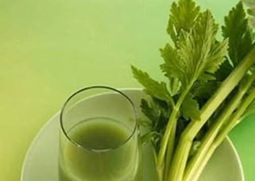 Cần tây rất giàu vitamin K, vitamin C, B-complix, sắt, magiê, chất diệp lục, và histidine. Ăn cần tây không chỉ giúp chống lại bệnh ung thư mà còn có thể điều hòa huyết áp.