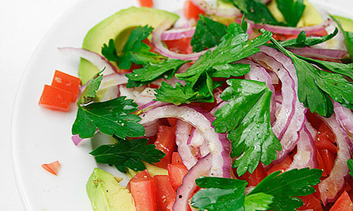 Nếu bạn mong muốn ngừa các bệnh trên bằng cần tây thì hãy thêm nó vào các món salad, súp hoặc các món ăn chính. Nếu có máy xay sinh tố, hãy xay nó làm nước ép hay chỉ cần thêm loại rau này vào nước ép trái cây yêu thích của bạn.