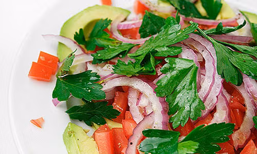 Nếu bạn mong muốn ngừa các bệnh trên bằng cần tây thì hãy thêm nó vào các món salad, súp hoặc các món ăn chính. Nếu có máy xay sinh tố, hãy xay nó làm nước ép hay chỉ cần thêm loại rau này vào nước ép trái cây yêu thích của bạn.