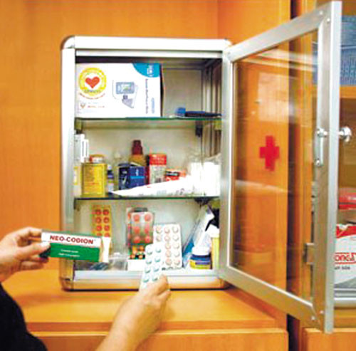 Để đảm bảo liều lượng không bị quá, hãy viết nhật ký thuốc dán trên cánh cửa phòng hoặc cửa tủ thuốc để những thành viên trong gia đình có thể cho bé uống chính xác.