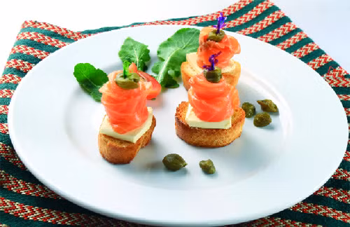 Bạn nên ăn theo trình tự từ món khai vị đến món tráng miệng, món khô trước món nước sau, món nguội trước nóng sau, mặn trước ngọt sau. Hoặc bạn cũng có thể chọn món theo khẩu vị, ý thích của mình. 