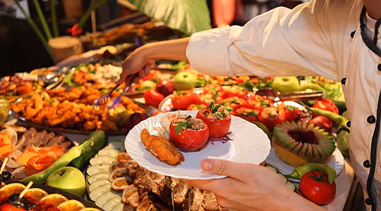 Nên ăn chậm để thưởng thức các món ăn và trò chuyện với mọi người và nên nên ăn hết phần thức ăn đã lấy trong đĩa để tránh lãng phí.