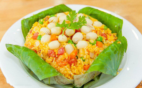 Các món nhiều tinh bột như cơm chiên, cơm trắng, xôi, bún... làm no bụng nên để ăn cuối cùng.