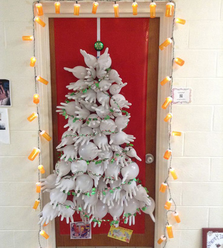 Một số bệnh viện cũng đã sáng tạo hết sức khi mang đến nét Giáng sinh đặc trưng của ngành bằng cách tận dụng những vật dụng y tế để làm cây thông Noel.