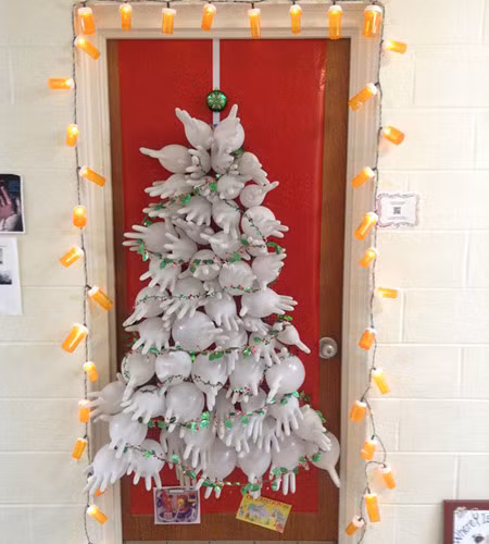 Một số bệnh viện cũng đã sáng tạo hết sức khi mang đến nét Giáng sinh đặc trưng của ngành bằng cách tận dụng những vật dụng y tế để làm cây thông Noel.