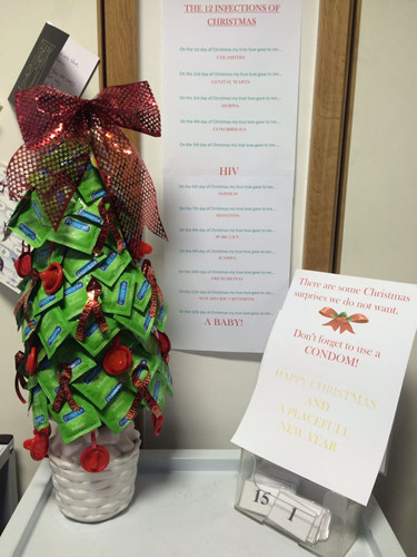 Và đây là cây thông Noel nhỏ được dựng lên từ những bao cao su. Kèm với đó là những thông điệp hết sức rõ ràng và dễ nhớ.