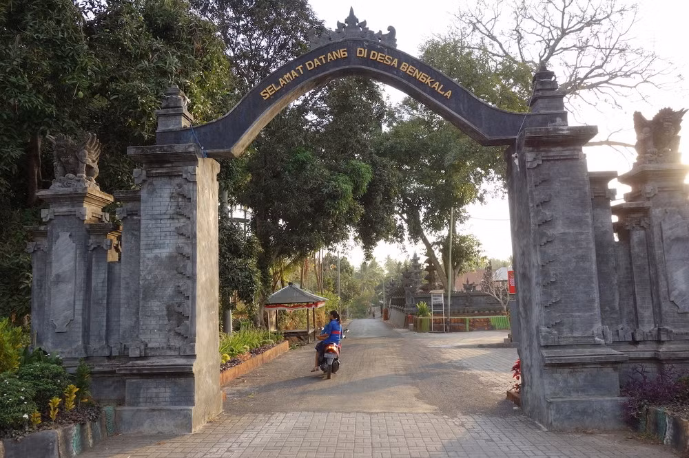 Vì thế mà, chính quyền đất nước Indonesia đang hướng ngôi làng đến việc tăng thêm thu nhập bằng cách phát triển du lịch đến đây. Thu hút nhất của ngôi làng này là “vũ điệu của người khiếm thính” gồm 16 vũ công thực hiện điệu nhảy đồng bộ, dùng tín hiệu trực giác làm âm nhạc.