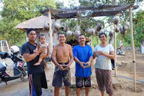 Trong những năm qua, ngôi làng đã chứng kiến các du khách quốc tế, các du khách khiếm thính đến đây để nghiên cứu hoặc chứng kiến một cộng đồng xã hội thu nhỏ.