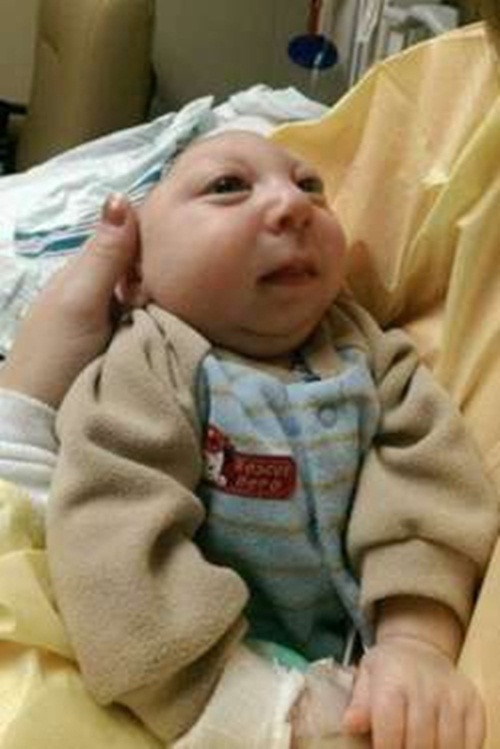 Bé Jason. Jason đến với thế giới chỉ có nửa não và không có hộp sọ. Đây là hội chứng hiếm microhydranencephaly ảnh hưởng đến não. Bác sỹ đinh ninh em chỉ sống được vài ngày nhưng cha mẹ vẫn hy vọng sự sống cho con.