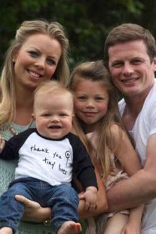 Bé Noah sinh non. Được sinh ra khi 14 tuần thai và chỉ nặng chưa đầy 1kg, cơ hội sống của em rất mong manh. Bé sống trong lồng ấp để chăm sóc đặc biệt, điều trị tim … Thế nhưng, sau 6 tháng phẫu thuật tim thì bé đã có thể tự thở và hiện giờ em đang sống với bố mẹ hoàn toàn khỏe mạnh.