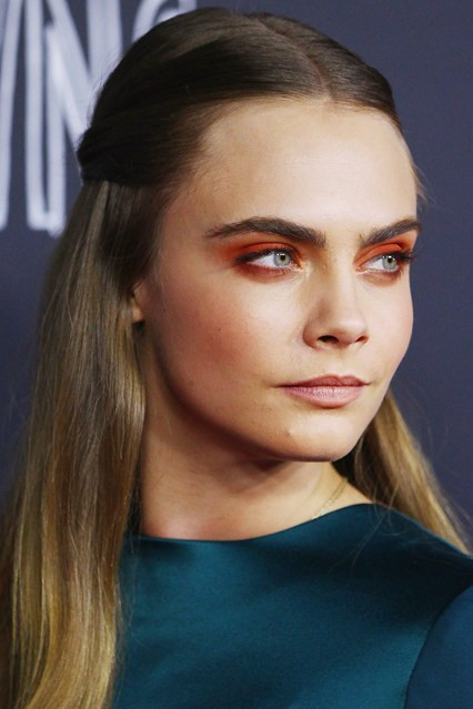 Siêu mẫu Cara Delevingne thường chọn điểm nhấn vào phần mắt khi trang điểm đi tiệc.