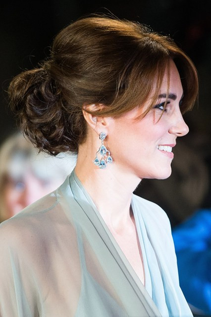 Đối với những người theo đuổi phong cách thanh lịch, nữ tính thì công nương Kate Middleton có thể coi là chuẩn mực. Cô thường chọn trang sức lấp lánh cho những bữa tiệc tối.
