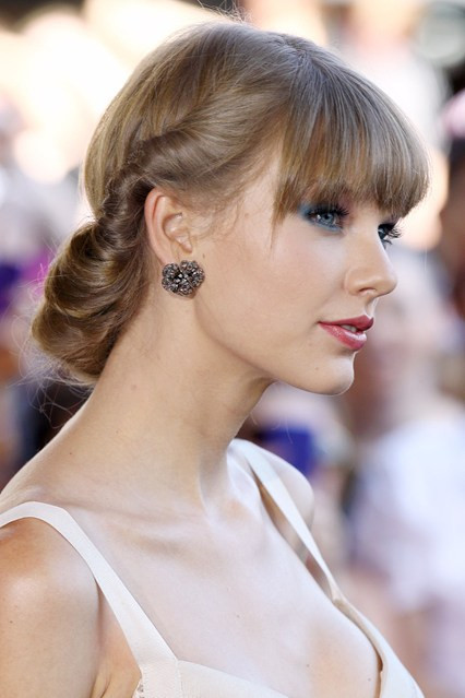 Taylor Swift cũng là một tín đồ của kiểu tóc búi thấp.