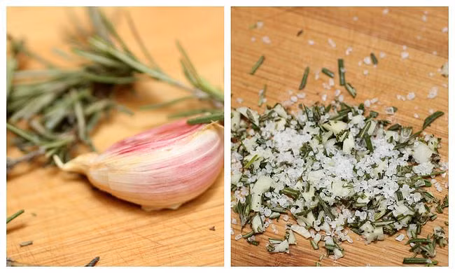 Thêm tỏi, hương thảo, cây xô thơm. Những gia vị có chất chống oxy hóa này có thể ngăn chặn sự hình thành của HCAs và PAHs. Hãy thử thêm tỏi băm, lá hương thảo tươi hoặc cây xô thơm để ướp thịt trước khi nấu.