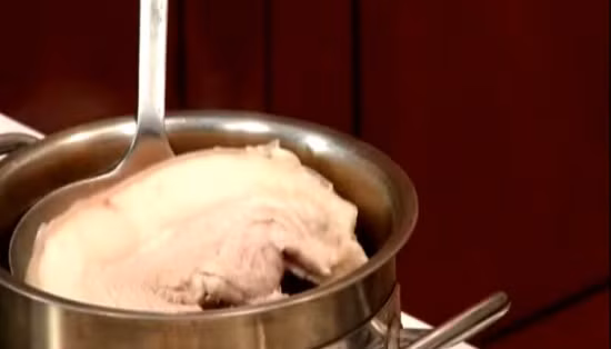 Tránh việc nướng và chiên thịt. Hãy thay đổi cách nấu chiên nướng bằng các món hầm và luộc. Nếu như muốn ăn chiên nướng thì hãy luộc qua thịt để giảm thiểu hợp chất HACs.