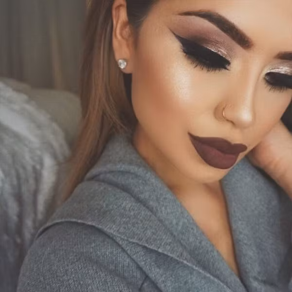 Dưỡng môi. Một lớp dưỡng môi sẽ bảo vệ da khỏi cái lạnh và gió, giúp đôi môi không bị nứt nẻ. Hiện nay có nhiều loại dưỡng môi màu thay cho son màu rất dễ lựa chọn.