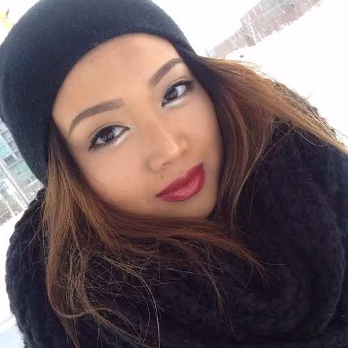 Dùng phấn phủ. Tránh áo khoác hay khăn, mũ chà xát vào khuôn mặt làm trôi đi lớp trang điểm thì bạn nên phủ them một lớp phấn phủ bên ngoài để nó bảo vệ được lớp make up của bạn.