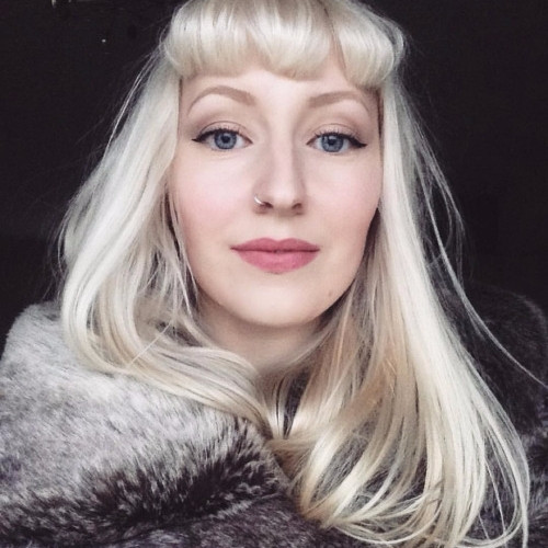 Chọn trang điểm mắt không thấm nước. Thời tiết lạnh và gió lạnh có thể làm cho bạn chảy nước mắt và nước mũi và cuốn trôi đi lớp mascara, kẻ mắt hay màu mắt. Để ngăn chặn điều này xảy ra, hãy chọn loại make up mắt không thấm nước, chịu được nước.