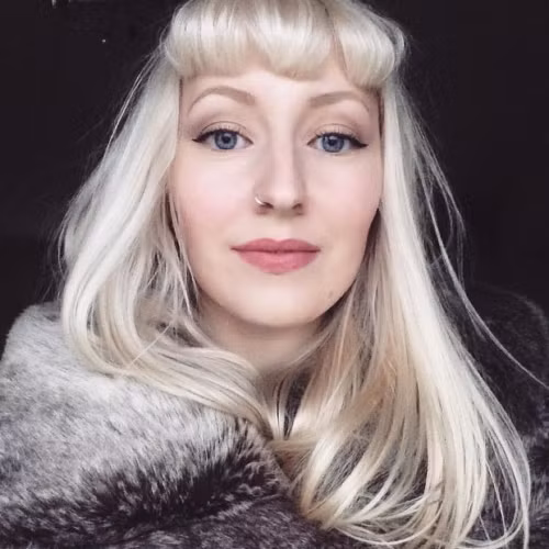 Chọn trang điểm mắt không thấm nước. Thời tiết lạnh và gió lạnh có thể làm cho bạn chảy nước mắt và nước mũi và cuốn trôi đi lớp mascara, kẻ mắt hay màu mắt. Để ngăn chặn điều này xảy ra, hãy chọn loại make up mắt không thấm nước, chịu được nước.