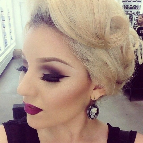 Tạo màu hồng tự nhiên cho gò má: Những màu đỏ san hô, màu hồng tươi có vẻ quá rực rỡ. Song nếu bạn thoa thật nhẹ lên má, điều tiết với một lượng phấn mỏng, sẽ đánh thức làn da mùa đông.