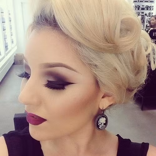 Tạo màu hồng tự nhiên cho gò má: Những màu đỏ san hô, màu hồng tươi có vẻ quá rực rỡ. Song nếu bạn thoa thật nhẹ lên má, điều tiết với một lượng phấn mỏng, sẽ đánh thức làn da mùa đông.