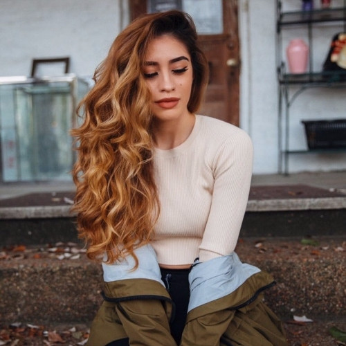 Đắp mặt nạ trước khi trang điểm ban đêm. Nếu bạn muốn make up vào buổi tối, nên đắp mặt nạ để giúp dưỡng ẩm cho làn da. Đảm bảo những vết nứt nẻ sẽ giảm và lớp trang điểm cũng sẽ mịn màng hơn.