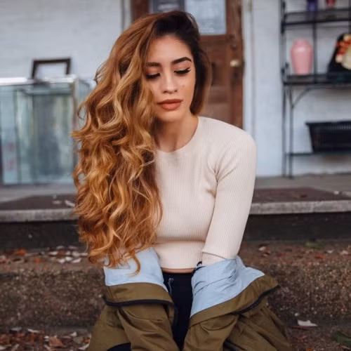 Đắp mặt nạ trước khi trang điểm ban đêm. Nếu bạn muốn make up vào buổi tối, nên đắp mặt nạ để giúp dưỡng ẩm cho làn da. Đảm bảo những vết nứt nẻ sẽ giảm và lớp trang điểm cũng sẽ mịn màng hơn.