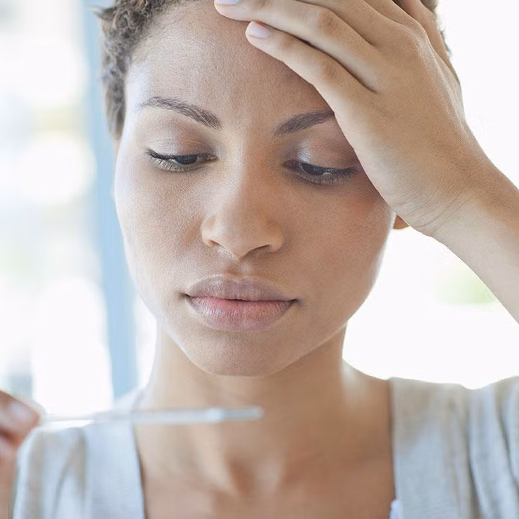 Dùng thuốc giảm sốt quá nhiều. Thực tế là việc không dùng thuốc không đúng cách như lạm dụng thuốc khi đang sốt cũng gây ra nhiều vấn đề cho sức khỏe. Sốt là phản ứng tự nhiên của cơ thể và không hẳn đã có hại. Chỉ dùng khi sốt cao quá tránh những cơn động kinh hoặc nhiễm trùng.