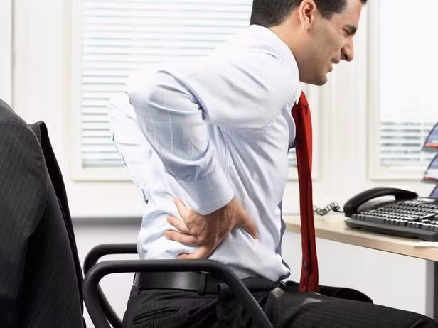 Ngồi một chỗ quá lâu. Cơ thể của chúng ta không được tạo ra để ngồi một chỗ lâu dài, mà tạo ra để chuyển động. Thậm chí nếu bạn ngồi đúng tư thế thì vẫn ảnh hưởng đến sức khỏe khi ngồi lâu. Hãy chịu khó phá vỡ thói quen này và đi lại xung quanh.