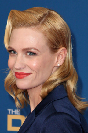 Che phủ gò má như January Jones. Đầu tiên dùng loại bột đường viền hoặc kem đánh dưới xương gò má và đánh highlight trên gò má. Kết thúc với phấn má hồng phủ lên thì gò má của bạn sẽ trông mềm hơn.